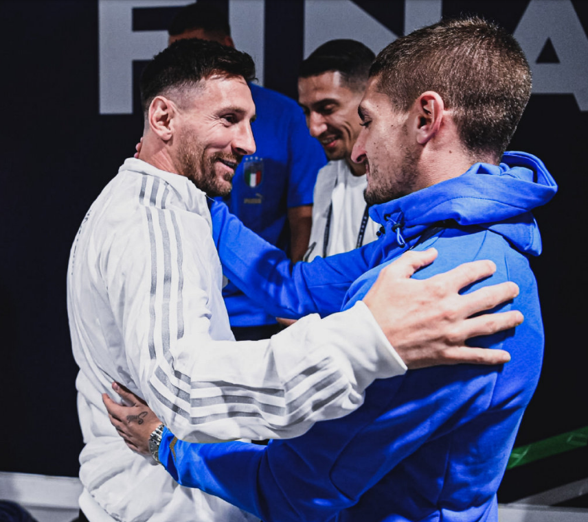 勇士战胜独行侠众生相：克莱与一众老队友寒暄 霍福德寄语弗拉格（勇士击败独行侠赛场群像：克莱与老队友热情互动，霍福德寄语弗拉格）